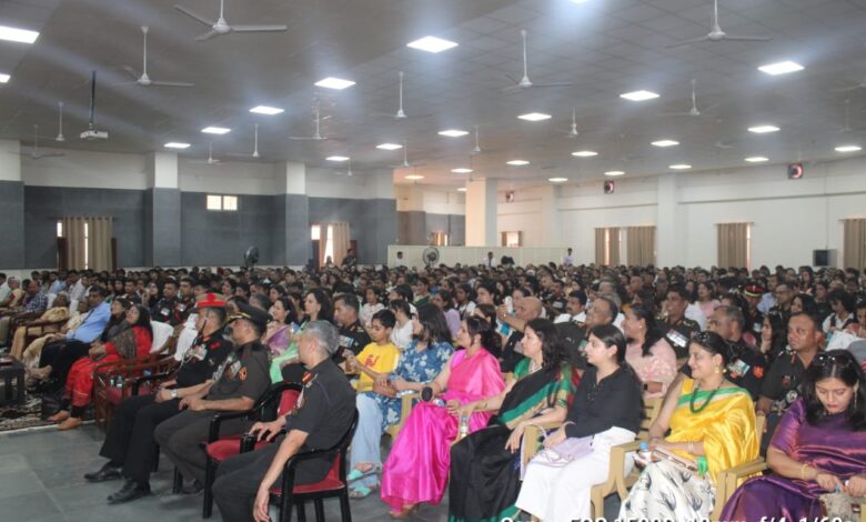 युद्ध स्मारक पर शहीद नायकों की याद में पुष्पांजलि अर्पित