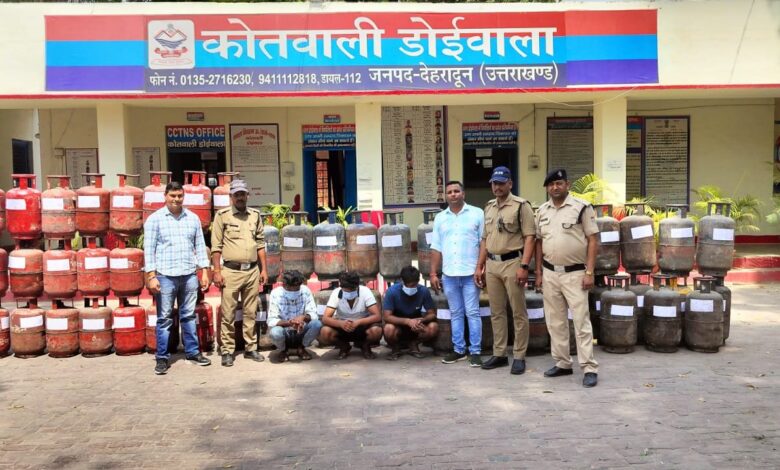 गैस गोदाम में हुई सिलेण्डर चोरी की घटना का खुलासा गैस गोदाम में हुई सिलेण्डर चोरी की घटना का खुलासा