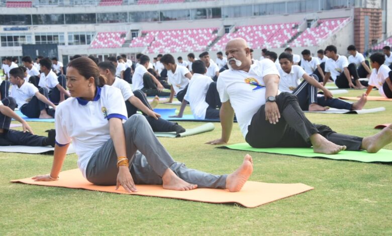 कैबिनेट मंत्री रेखा आर्या ने अंतर्राष्ट्रीय योग दिवस के अवसर पर किया योग,