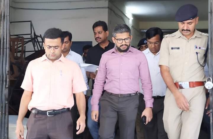 जिलाधिकारी ने किया स्ट्रांग रूम का निरीक्षण जिलाधिकारी ने किया स्ट्रांग रूम का निरीक्षण