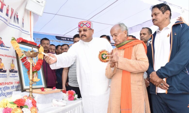 योग हमें स्वावलंबन की सनातन परंपरा से जोड़ता है : महाराज योग हमें स्वावलंबन की सनातन परंपरा से जोड़ता है : महाराज