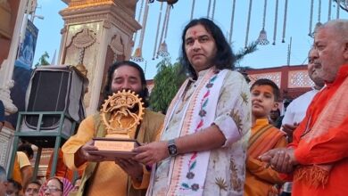 विश्व शांति दूत कथावाचक देवकी नंदन ठाकुर ने किया आचार्य डॉक्टर बिपिन जोशी को सम्मानित