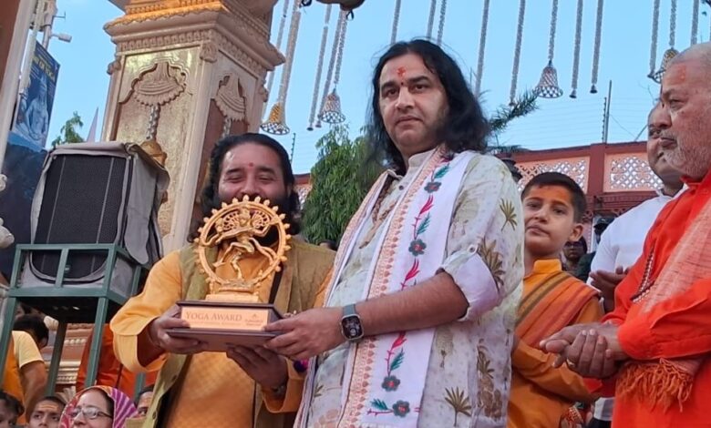 विश्व शांति दूत कथावाचक देवकी नंदन ठाकुर ने किया आचार्य डॉक्टर बिपिन जोशी को सम्मानित विश्व शांति दूत कथावाचक देवकी नंदन ठाकुर ने किया आचार्य डॉक्टर बिपिन जोशी को सम्मानित