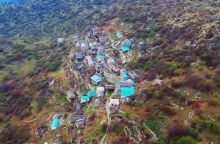 द्रोणागिरी पर्वत की तलहटी पर बसा द्रोणागिरी गांव