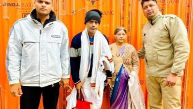 बुजुर्ग महिला श्रद्धालु को मिला खाकी का सहारा