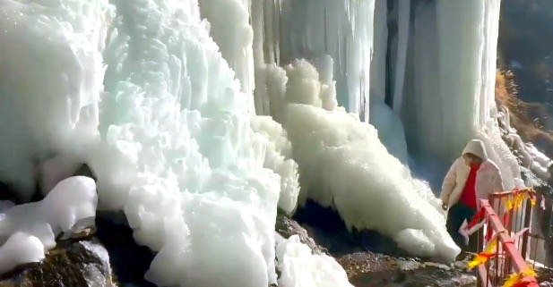 प्रतिवर्ष प्रकट होता है 10 फिट ऊंचाई का शिव लिंग