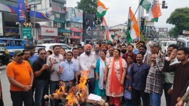 कांग्रेस कार्यकर्ताओं ने किया विरोध प्रदर्शन