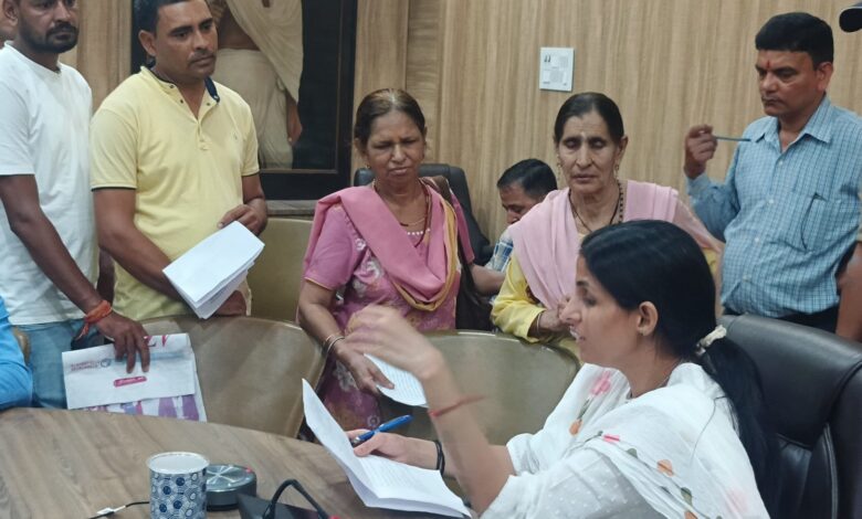 जनसुनवाई में प्राप्त शिकायतों को गंभीरता से ले अधिकारी : डीएम जनसुनवाई में प्राप्त शिकायतों को गंभीरता से ले अधिकारी : डीएम