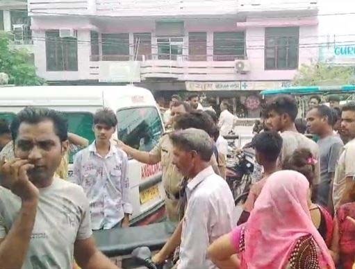 युवक को दिनदहाड़े मारी गोली, हालत गंभीर युवक को दिनदहाड़े मारी गोली, हालत गंभीर