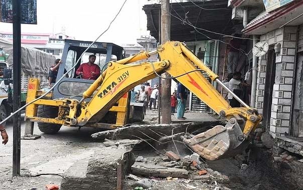 नगर निगम ने 135 पटालों को जेसीबी  से उखाड़ा, छह घंटे चला अभियान