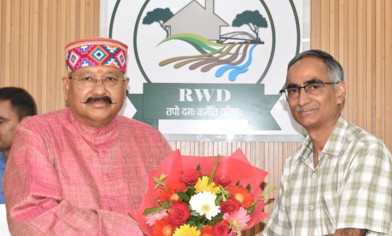 पलायन रोकने के लिए फ्यूचर विजन के साथ काम करें : महाराज पलायन रोकने के लिए फ्यूचर विजन के साथ काम करें : महाराज