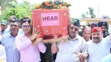 भावपूर्ण श्रद्धांजलि अर्पित करते सैनिक कल्याण मंत्री