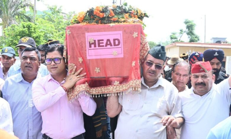 भावपूर्ण श्रद्धांजलि अर्पित करते सैनिक कल्याण मंत्री