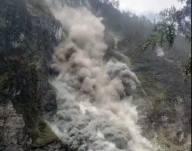 पातालगंगा लंगसी टनल के पास पहाड़ी से हुआ भूस्खलन