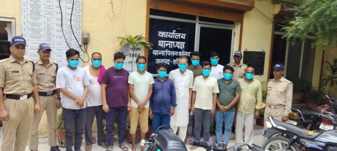 गेस्ट हाउस में चल रहा था देह व्यापार, 8 महिलाओं सहित 19 गिरफ्तार गेस्ट हाउस में चल रहा था देह व्यापार, 8 महिलाओं सहित 19 गिरफ्तार