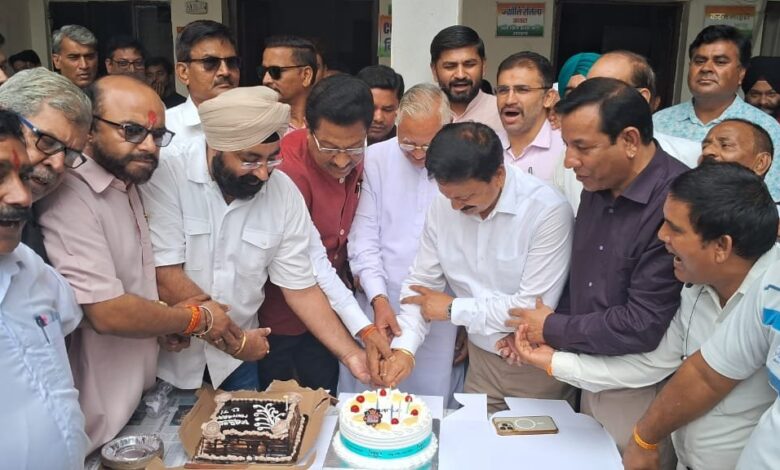 प्रदेश कांग्रेस कार्यालय में मनाया गया अध्यक्ष का जन्मदिन