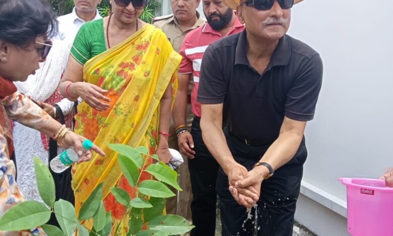 हरेला पर्व के अवसर पर मुख्य सचिव ने किया अमलतास का वृक्षारोपण