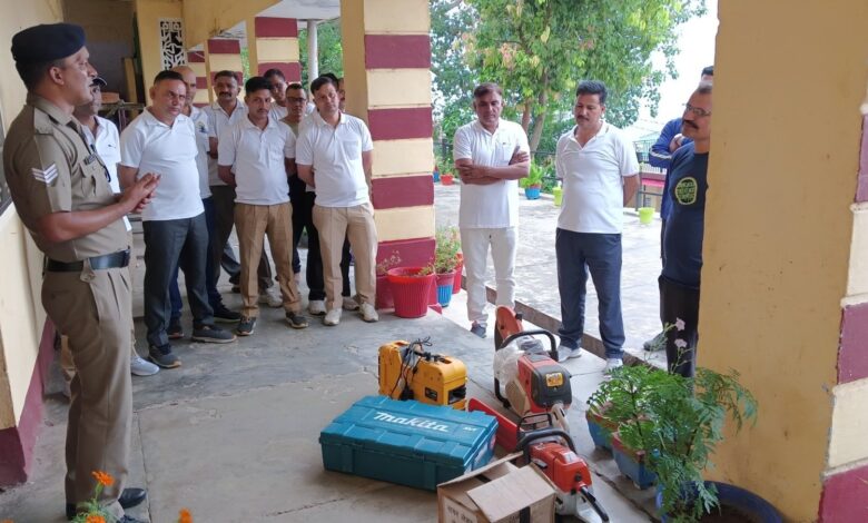 पुलिस कर्मियों को प्रदान की आपदा उपकरणों की जानकारी