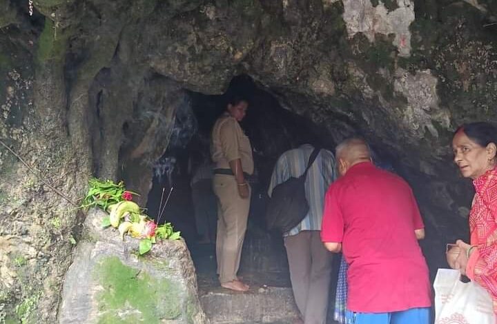 कोटेश्वर महादेव मंदिर में जलाभिषेक