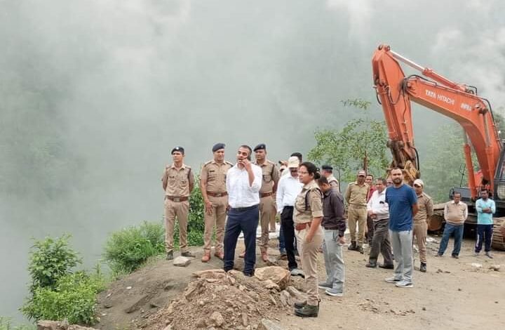 सड़क मार्गों की स्थिति का जिलाधिकारी ने लिया जायजा सड़क मार्गों की स्थिति का जिलाधिकारी ने लिया जायजा