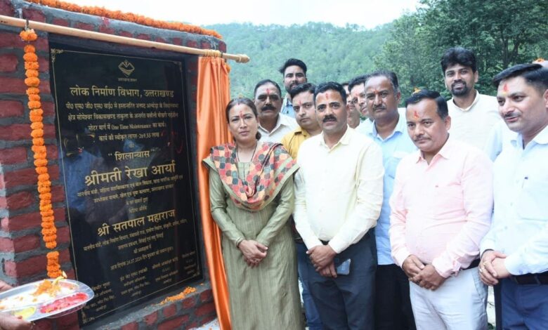 मंत्री रेखा आर्या ने किया मोटरमार्ग के सुधारीकरण व डामरीकरण कार्य का शिलान्यास मंत्री रेखा आर्या ने किया मोटरमार्ग के सुधारीकरण व डामरीकरण कार्य का शिलान्यास