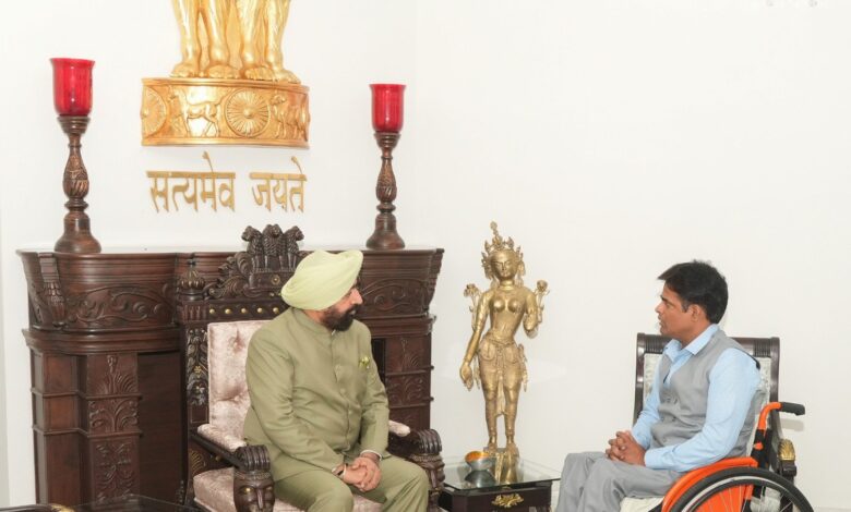 दिव्यांग मोटर स्पोर्ट्स खिलाड़ी ने की राज्यपाल से मुलाकात दिव्यांग मोटर स्पोर्ट्स खिलाड़ी ने की राज्यपाल से मुलाकात