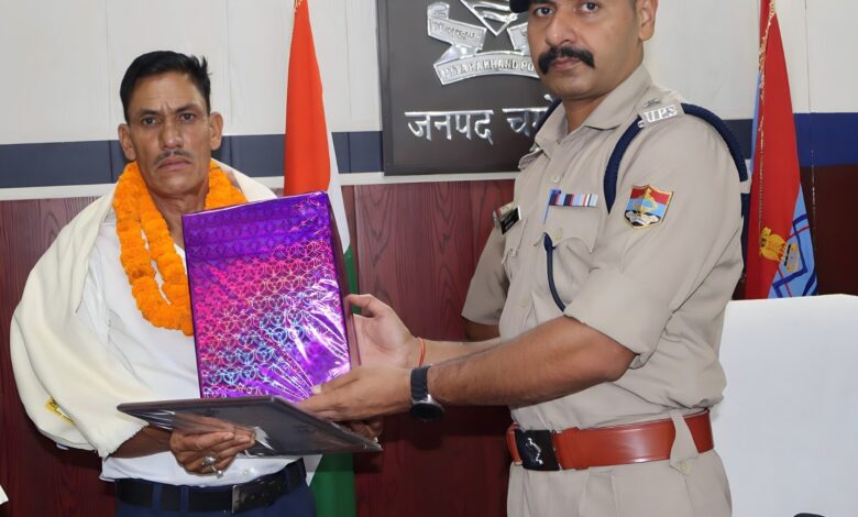 अधिवर्षता सेवा पूर्ण करने पर पुलिस कार्मिकों को दी भावभीनी विदाई
