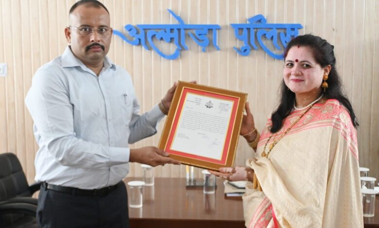 अल्मोड़ा पुलिस परिवार ने सेवानिवृत्त हो रहे पुलिस कर्मियों को ससम्मान दी भावभीनी विदाई