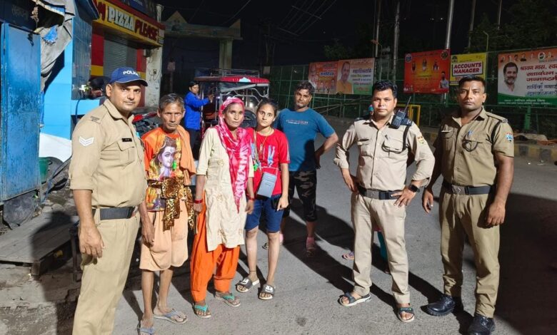 अपनो से बिछड़े लोगो का सहारा बनी दून पुलिस