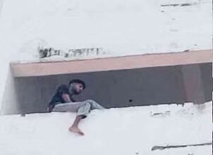 दून अस्पताल के भवन की तीसरी मंजिल पर चढ़ा युवक दून अस्पताल के भवन की तीसरी मंजिल पर चढ़ा युवक