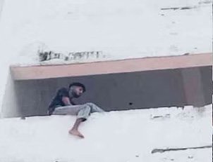 दून अस्पताल के भवन की तीसरी मंजिल पर चढ़ा युवक दून अस्पताल के भवन की तीसरी मंजिल पर चढ़ा युवक