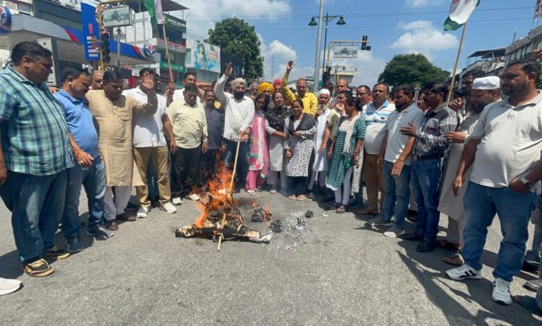 महानगर कांग्रेस ने फूंका भाजपा सरकार का पुतला