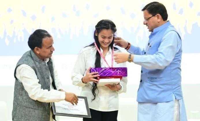 मुख्यमंत्री धामी ने किया 108 मेधावी छात्र छात्राओं को सम्मानित मुख्यमंत्री धामी ने किया 108 मेधावी छात्र छात्राओं को सम्मानित