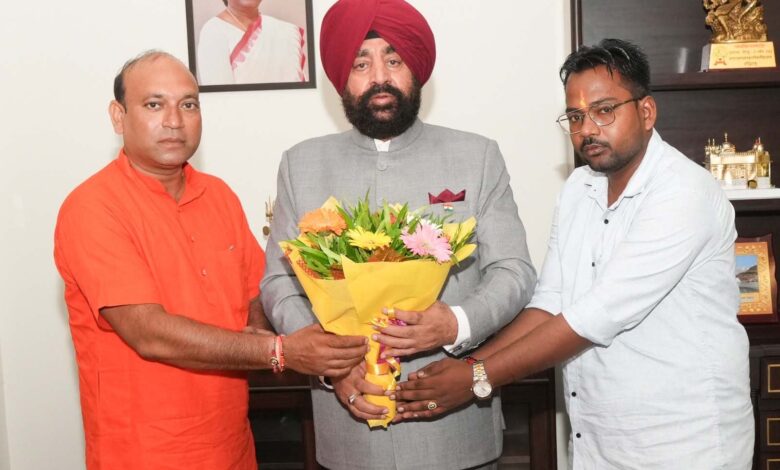 राज्य सफाई कर्मचारी आयोग के सदस्य ने की राज्यपाल से मुलाकात