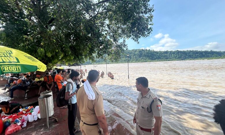 पुलिस ने मुनादी कर किया लोगों को सतर्क पुलिस ने मुनादी कर किया लोगों को सतर्क