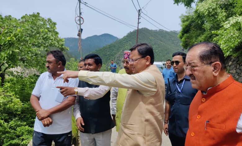 सीएम ने किया आपदाग्रस्त क्षेत्र जखन्याली का स्थलीय निरीक्षण