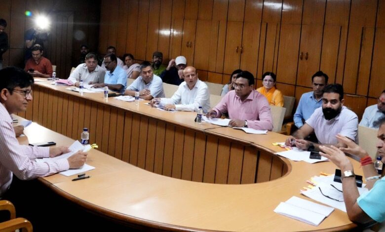 वित्त मंत्री ने ली अधिकारियों की बैठक, जारी किये दिशा निर्देश