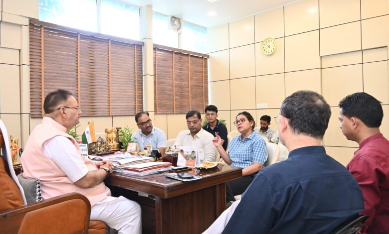 निर्देश : सेब बागवानों को फसल बीमा का मुआवजा दिया जाए