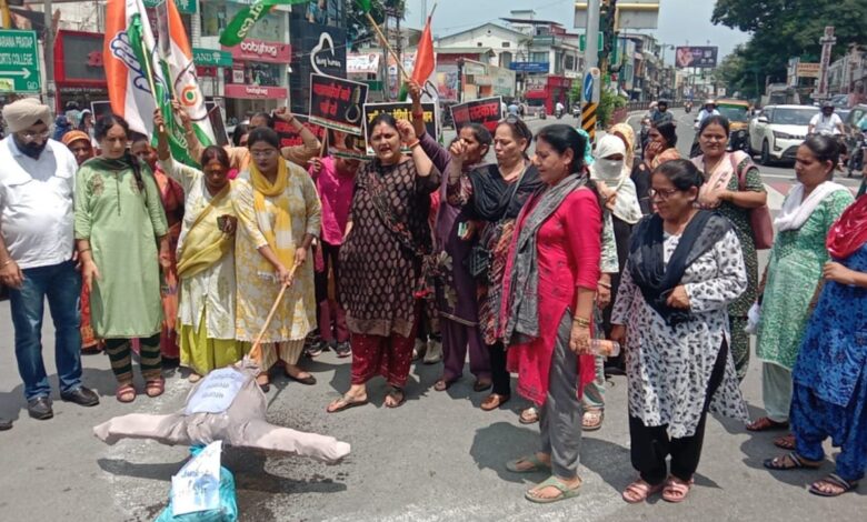 महिला कांग्रेस ने किया सरकार का पुतला दहन महिला कांग्रेस ने किया सरकार का पुतला दहन