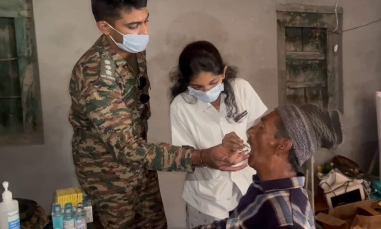 भारतीय सेना ने किया निःशुल्क चिकित्सा शिविर का आयोजन भारतीय सेना ने किया निःशुल्क चिकित्सा शिविर का आयोजन