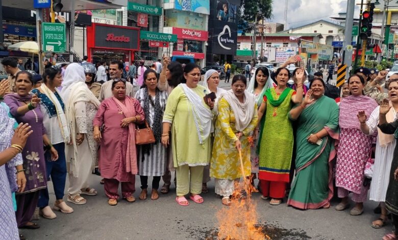 महिला कांग्रेस ने किया पुलिस प्रशासन का पुतला दहन महिला कांग्रेस ने किया पुलिस प्रशासन का पुतला दहन
