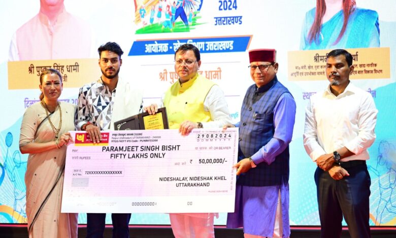 खिलाड़ियों को सीएम ने प्रदान किए 50-50 लाख की धनराशि के चेक