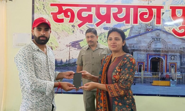 खोये हुए मोबाइल फोन लौटाकर जनपद पुलिस ने दी खुशियों की सौगात