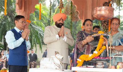 उपराष्ट्रपति ने की राजप्रज्ञेश्वर महादेव मंदिर में पूजा-अर्चना
