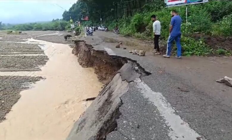 नन्दा की चौकी-बिधौली मार्ग फन एंड फूड के पास हुआ पूर्ण रूप से क्षतिग्रस्त