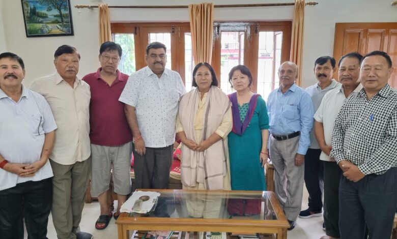 सेवानिवृत्ति शिक्षकों को किया सम्मानित सेवानिवृत्ति शिक्षकों को किया सम्मानित