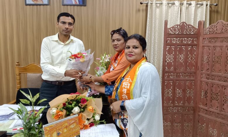 शिव सेना महिला प्रदेश अध्यक्ष ने की जिलाधिकारी से मुलाकात
