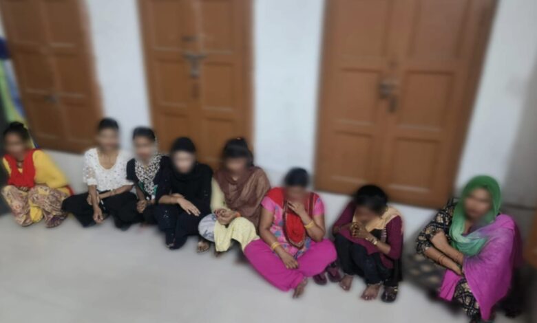 अश्लील हरकतें करने वाली 08 महिलाओ को दून पुलिस ने किया गिरफ्तार