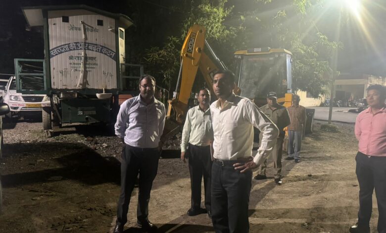 डीएम ने किया नगर निगम के कंट्रोलरूम का औचक निरीक्षण