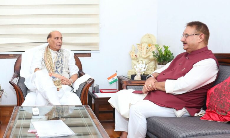 जोशी ने की रक्षा मंत्री राजनाथ सिंह से मुलाकात जोशी ने की रक्षा मंत्री राजनाथ सिंह से मुलाकात